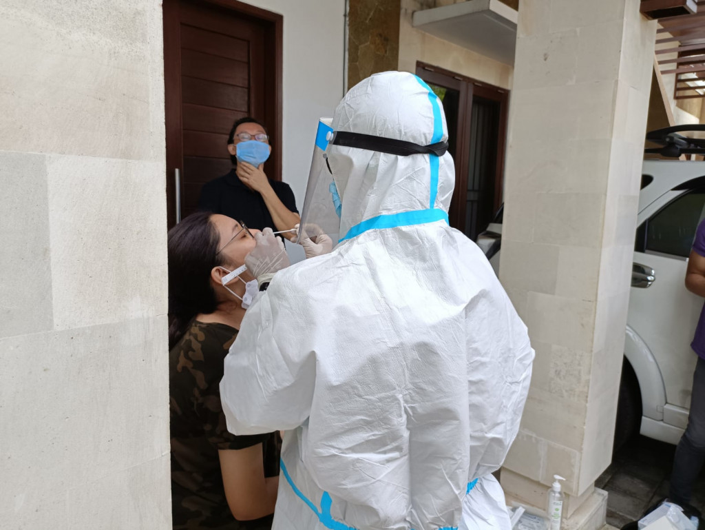 Pelaksanaan Kegiatan Tracing dan Test Swab Lapangan di Kelurahan Benoa, Kec. Kuta Selatan